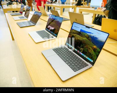 Londra, Regno Unito - 9 gennaio 2024: Computer portatili Apple Macbook Pro in vendita all'interno dell'Apple Store Foto Stock