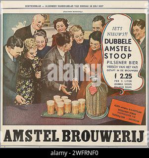 IETS NIEUWS!! DUBBELE AMSTEL STOOP PILSENER BIER VERSCH VAN HET IVA! GETAPT IN DE BROUWERIJ" che si traduce in "QUALCOSA DI NUOVO!! BIRRA PILSENER CON PALETTA AMSTEL DOPPIA FRESCA DALLA BOTTE! INSERITO NELLA pubblicità olandese vintage DEL BIRRIFICIO. L'immagine mostra un vivace raduno di persone intorno a un tavolo con bicchieri di birra e una grande bottiglia con un'etichetta, indicativa di una scena sociale che promuove la birra Amstel. Lo stile è realistico con un tocco di fascino vintage, che riflette l'era della pubblicità degli anni '1930. Foto Stock