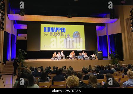 Riga, Lettonia. 1 febbraio 2024. Darya Herasymchuk (M), rappresentante del Presidente ucraino per i diritti dei bambini e la riabilitazione dei bambini, e nove bambini ucraini tornati dalla Russia prendono parte alla conferenza. La moglie del presidente ucraino Selenskyj ha invitato la comunità internazionale a fare di più per sostenere il ritorno dei bambini ucraini che sono stati portati in Russia illegalmente durante la guerra. Credito: Alexander Welscher/dpa/Alamy Live News Foto Stock