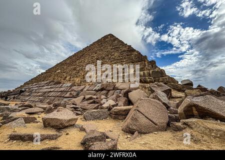 Giza. 31 gennaio 2024. Questa foto scattata il 31 gennaio 2024 mostra la Piramide di Menkaure a Giza, in Egitto. Il piano del Consiglio Supremo delle Antichità dell'Egitto (SCA) per rivestire la Piramide di Menkaure, una delle famose tre piramidi di Giza, con blocchi di granito sollevò il dibattito nel paese poiché alcuni archeologi temono che rovinerebbe l'originalità del monumento di 4.500 anni fa. Credito: Ahmed Gomaa/Xinhua/Alamy Live News Foto Stock