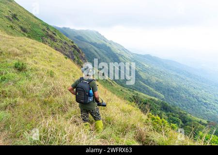 Fotografo Mountain Trekking nel Santuario della vita selvaggia di Waynad. 7 gennaio 2024, Kerala India. Foto Stock