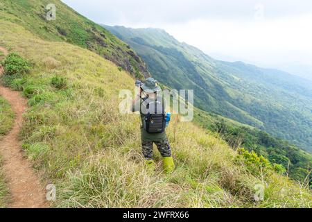 Fotografo Mountain Trekking nel Santuario della vita selvaggia di Waynad. 7 gennaio 2024, Kerala India. Foto Stock