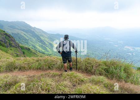 Fotografo Mountain Trekking nel Santuario della vita selvaggia di Waynad. 7 gennaio 2024, Kerala India. Foto Stock