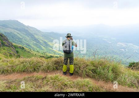 Fotografo Mountain Trekking nel Santuario della vita selvaggia di Waynad. 7 gennaio 2024, Kerala India. Foto Stock