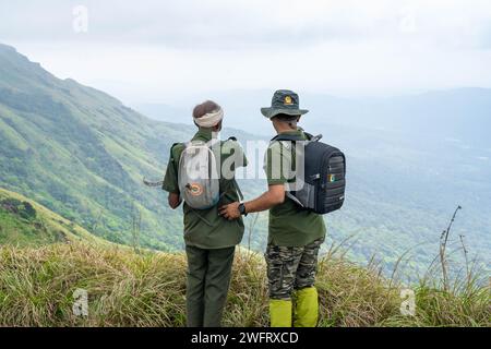 Fotografo Mountain Trekking nel Santuario della vita selvaggia di Waynad. 7 gennaio 2024, Kerala India. Foto Stock