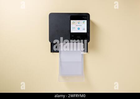 Antalya, Turchia - 31 gennaio 2024: Stampante fotografica mobile Canon Selphy CP1500 su sfondo giallo Foto Stock