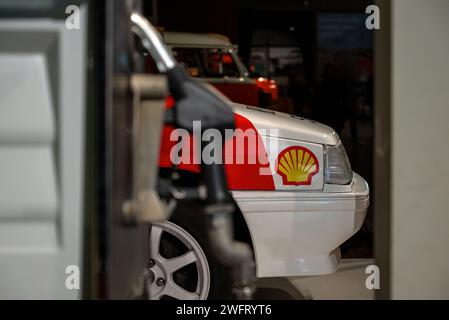 Antalya, Turchia - 1° febbraio 2024: Logo shell PLC sulla vettura presso la stazione di servizio Shell PLC Foto Stock