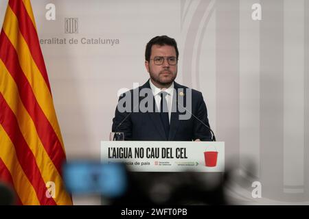 Febbraio, 01 2024 Barcellona, SpainPolitics Barcellona- emergenza a causa della siccità in catalogna il governo della Generalitat decreta lo stato di emergenza a causa della siccità nell'area metropolitana, imponendo restrizioni che colpiscono più di 6 milioni di persone. Queste restrizioni avranno un impatto su tutti i settori della società. La Generalitat stima che, se non piove, la Catalogna ha solo 15 mesi di riserve idriche rimaste." "El gobierno de la Generalitat decreta el estado de emergencia por sequ&#xed;a en el área metropolitana, imponiendo restricciones que afectan a más de 6 millon Foto Stock