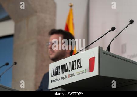 Febbraio, 01 2024 Barcellona, SpainPolitics Barcellona- emergenza a causa della siccità in catalogna il governo della Generalitat decreta lo stato di emergenza a causa della siccità nell'area metropolitana, imponendo restrizioni che colpiscono più di 6 milioni di persone. Queste restrizioni avranno un impatto su tutti i settori della società. La Generalitat stima che, se non piove, la Catalogna ha solo 15 mesi di riserve idriche rimaste." "El gobierno de la Generalitat decreta el estado de emergencia por sequ&#xed;a en el área metropolitana, imponiendo restricciones que afectan a más de 6 millon Foto Stock