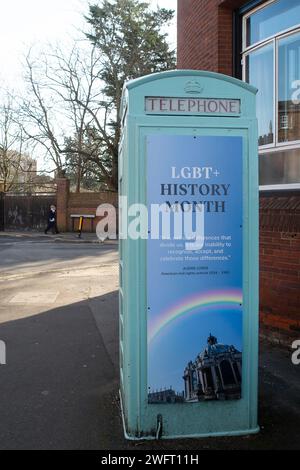 Eton, Windsor, Regno Unito. 1 febbraio 2024. Una biblioteca della comunità ex cabina telefonica fuori dalla famosa scuola pubblica di Eton College con uno striscione che segna il mese della storia LGBT+ che inizia oggi. Il preside dell'Eton College, Simon Henderson, soprannominato "trendy Hendy", ha detto in precedenza che è spudoratamente "svegliato". L'anno scorso ha creato un nuovo ruolo di "direttore dell'educazione all'inclusione" per supervisionare gli sforzi per la diversità nella scuola. Credito: Maureen McLean/Alamy Live News Foto Stock