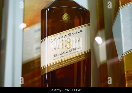 Honolulu, HI - 12 gennaio 2024: Johnnie Walker, invecchiato 18 anni, ha mescolato l'etichetta scotch whisky con un primo piano con un focus selettivo. Foto Stock