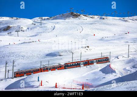 Vista sulla ferrovia Gorngerat bahn e sulla zona sciistica di Zermatt, regione del Vallese in Svizzera Alpi Foto Stock