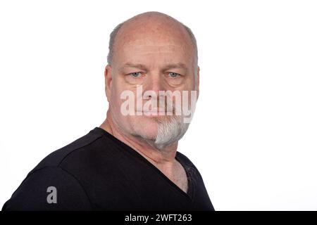 Uomo di mezza età concentrato con barba mezza rasata in elegante T-shirt nera - Ritratto sicuro su sfondo bianco Foto Stock