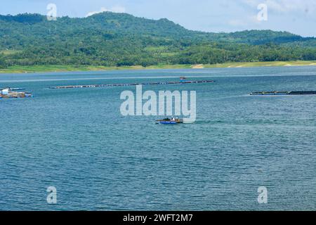 Foto di un serbatoio con uno stagno di acquacoltura di acqua dolce Foto Stock