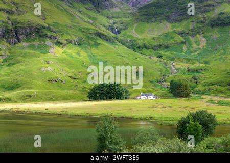 Lone casa scozzese nella valle di Glencoe, Highlands di Scozia, Regno Unito Foto Stock