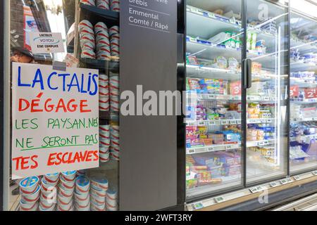© PHOTOPQR/LE DAUPHINE/Grégory YETCHMENIZA ; Annecy ; 01/02/2024 ; Annecy, le 1 février. lactalis degage Une trentaine de membres de la conféderation paysanne de Haute-Savoie, accompagnée d'une dizaine de membres de la CGT, mènent depuis 9h45 ce matin une opération dans le carrefour d'Annecy situé avenue de Genève. Dans le supermarché, ils ciblent trois produits : les 'contrefactions' de reblochon, les tomates hors saison, et le mille non francais vendu sous l'appellation miel francais. Avec cette action, ils revendiquent des revenus décents, notamment via l'interdiction d'achat en dessous des Foto Stock