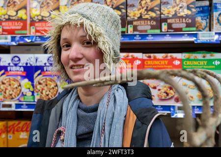 © PHOTOPQR/LE DAUPHINE/Grégory YETCHMENIZA ; Annecy ; 01/02/2024 ; Annecy, le 1 février. Une trentaine de membres de la conféderation paysanne de Haute-Savoie, accompagnée d'une dizaine de membres de la CGT, mènent depuis 9h45 ce matin une opération dans le carrefour d'Annecy situé avenue de Genève. Dans le supermarché, ils ciblent trois produits : les 'contrefactions' de reblochon, les tomates hors saison, et le mille non francais vendu sous l'appellation miel francais. Avec cette action, ils revendiquent des revenus décents, notamment via l'interdiction d'achat en dessous des prix de revient Foto Stock