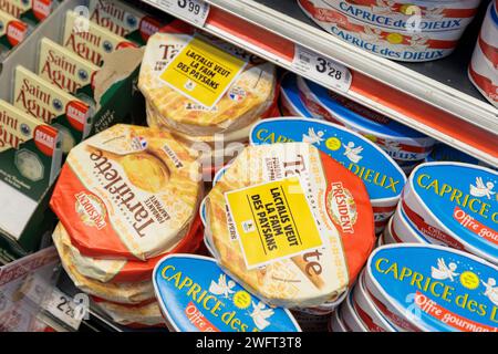 © PHOTOPQR/LE DAUPHINE/Grégory YETCHMENIZA ; Annecy ; 01/02/2024 ; Annecy, le 1 février. Une trentaine de membres de la conféderation paysanne de Haute-Savoie, accompagnée d'une dizaine de membres de la CGT, mènent depuis 9h45 ce matin une opération dans le carrefour d'Annecy situé avenue de Genève. Dans le supermarché, ils ciblent trois produits : les 'contrefactions' de reblochon, les tomates hors saison, et le mille non francais vendu sous l'appellation miel francais. Avec cette action, ils revendiquent des revenus décents, notamment via l'interdiction d'achat en dessous des prix de revient Foto Stock