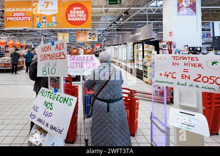 © PHOTOPQR/LE DAUPHINE/Grégory YETCHMENIZA ; Annecy ; 01/02/2024 ; Annecy, le 1 février. Une trentaine de membres de la conféderation paysanne de Haute-Savoie, accompagnée d'une dizaine de membres de la CGT, mènent depuis 9h45 ce matin une opération dans le carrefour d'Annecy situé avenue de Genève. Dans le supermarché, ils ciblent trois produits : les 'contrefactions' de reblochon, les tomates hors saison, et le mille non francais vendu sous l'appellation miel francais. Avec cette action, ils revendiquent des revenus décents, notamment via l'interdiction d'achat en dessous des prix de revient Foto Stock