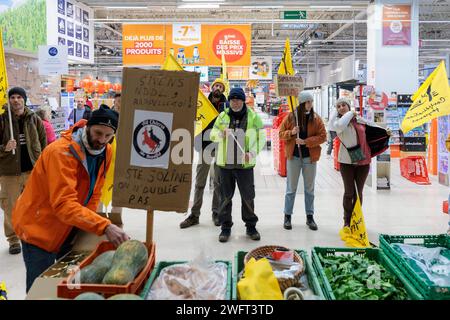 © PHOTOPQR/LE DAUPHINE/Grégory YETCHMENIZA ; Annecy ; 01/02/2024 ; Annecy, le 1 février. Une trentaine de membres de la conféderation paysanne de Haute-Savoie, accompagnée d'une dizaine de membres de la CGT, mènent depuis 9h45 ce matin une opération dans le carrefour d'Annecy situé avenue de Genève. Dans le supermarché, ils ciblent trois produits : les 'contrefactions' de reblochon, les tomates hors saison, et le mille non francais vendu sous l'appellation miel francais. Avec cette action, ils revendiquent des revenus décents, notamment via l'interdiction d'achat en dessous des prix de revient Foto Stock