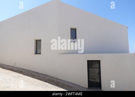 01.08.2019, Burgau, Algarve, PRT - Einfamilienhaus. Algarve, Architektur, aussen, Aussenaufnahme, Baustil, Burgau, Eigenheim, Eigentumshaus, Einfamilienhaus, Europa, europaeisch, freistehend, Gebaeude, Gebaeudetyp, geometrisch, Haus, Immobilie, Immobilienwirtschaft, Jahreszeit, minimalistisch, niemand, Portogallo, portugiesisch, QF, Querformat, Sommer, Suedeuropa, Wirtschaft, Wohneigentum, wohnen, Wohngebaeude, Wohnhaus, Wohnraum, Wohnungseigentum, Wohnungsmarkt 190801D480PORTUGAL.JPG *** 01 08 2019, Burgau, Algarve, PRT casa indipendente Algarve, architettura, esterno, foto esterne, architettura Foto Stock