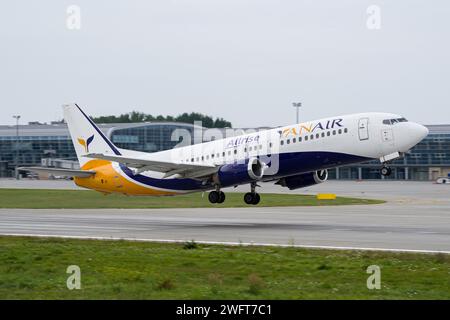 La compagnia aerea Ucraina YanAir Boeing 737-400 decolla dall'aeroporto di Leopoli Foto Stock