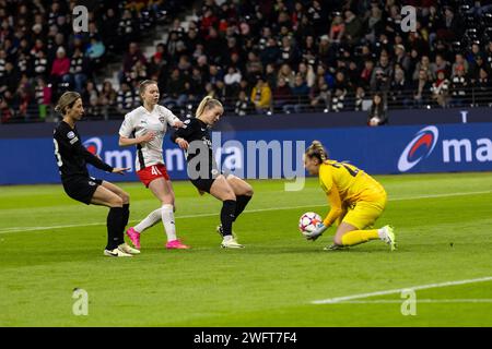 Sara Doorsoun (Eintracht Francoforte, 23), Nadine Riesen (Eintracht Francoforte, 22), cara Bösl (Eintracht Francoforte, 26) ; UEFA Women's Championsleague - Foto Stock