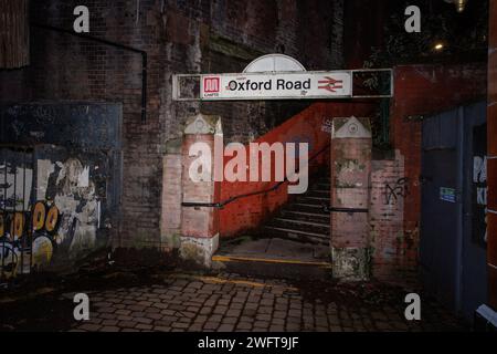 Ingresso alla stazione ferroviaria di Manchester Oxford Road da Wakefield Street, Manchester, Regno Unito, nel gennaio 2024. Foto Stock