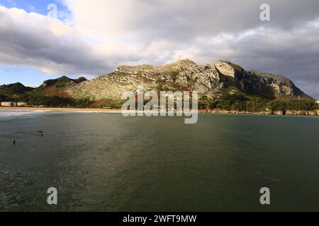 Veduta del punto di osservazione delle isole che si trova nella provincia della Cantabria. Foto Stock