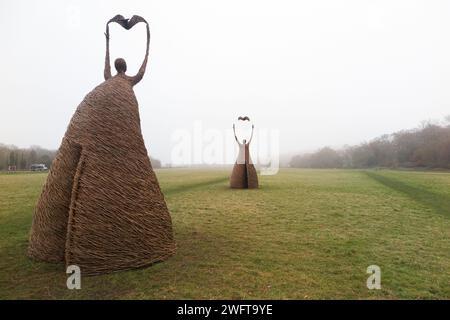 Scultura di una donna che rilascia uccello (forse una colomba di pace), realizzata con rami di salice, dall'artista Willowtwisters in residenza, in mostra a Runnymede, nel Surrey. REGNO UNITO. Foto Stock