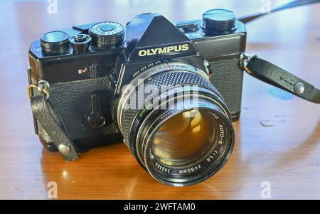 Una fotocamera retrospettiva Olympus OM-1 a obiettivo singolo da 35 mm e un obiettivo da 50 mm 1,8 con primo piano e messa a fuoco selettiva Foto Stock