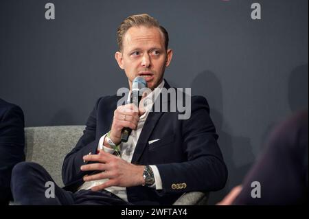 Conferenza SPOBIS 2024 Rouven Kasper, Vorstand Marketing & Vertrieb beim VfB Stuttgart, spricht während der Podiumsrunde auf dem Sportbusiness Kongress SpoBis AM 01.02.24 im CCH Congress Center Amburgo. Hamburg CCH Congress Center Hamburg Deutschland *** SPOBIS Conference 2024 Rouven Kasper, Director of Marketing Sales presso VfB Stuttgart, interviene durante la tavola rotonda alla conferenza di SpoBis Sports business il 01 02 24 al CCH Congress Center Hamburg CCH Congress Center Hamburg Germany Copyright: XThomasxHaeslerx Foto Stock