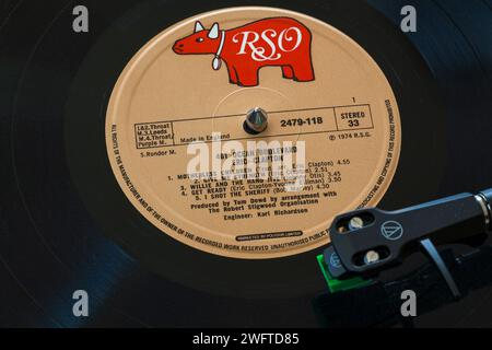 Eric Clapton 461 Ocean Boulevard album discografico in vinile LP con tonearm, cartuccia, headshell e stilo su giradischi - 1974 Foto Stock