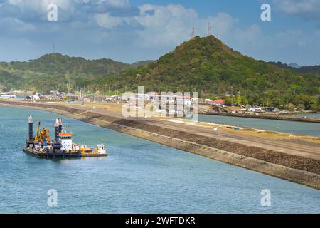Canale di Panama, Panama - 23 gennaio 2024: Grande chiatta industriale utilizzata per dragare il canale per rimuovere limo e sporco. Foto Stock