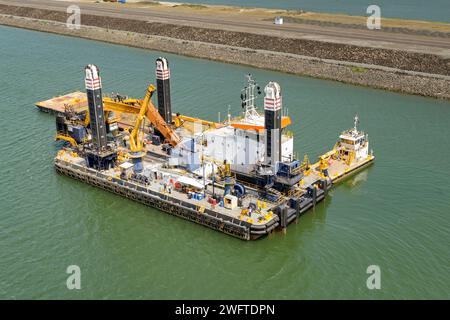 Canale di Panama, Panama - 23 gennaio 2024: Grande chiatta industriale utilizzata per dragare il canale per rimuovere limo e sporco. Foto Stock
