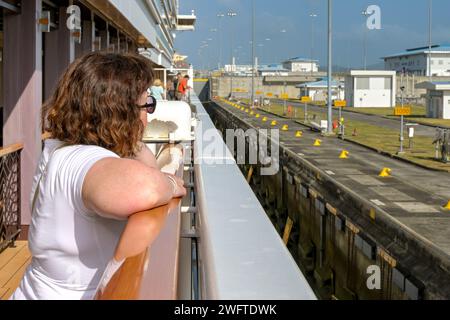 Canale di Panama, Panama - 23 gennaio 2024: Passeggeri sul ponte di una grande nave da crociera che entra in una delle chiuse dei Cocoli Foto Stock