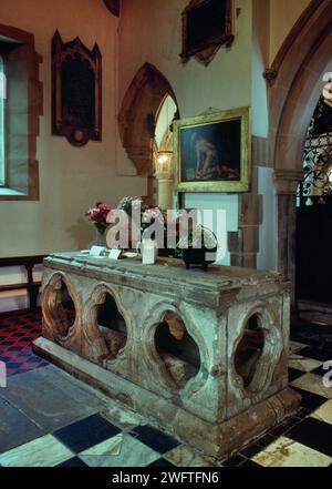 La copertura tombale C9th del principe merciano divenuto eremita St Bertram si trova all'interno di un santuario C14th all'interno della Holy Cross Church, Ilam, Staffordshire, Inghilterra, Regno Unito. Foto Stock