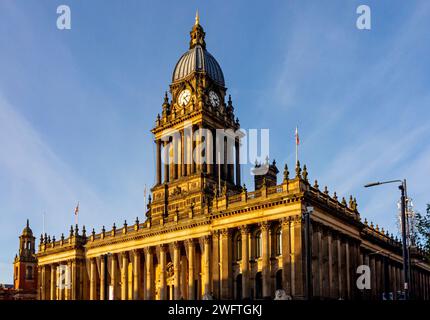 Leeds Town Hall West Yorkshire Inghilterra Regno Unito costruito nel 1853-1859, progettato da Cuthbert Brodrick in stile neoclassico barocco e ora classificato di primo grado. Foto Stock