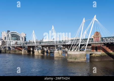 Vista del ponte di Hungerford e dei ponti pedonali del Giubileo d'Oro sul Tamigi a Londra in una soleggiata giornata invernale, Inghilterra, Regno Unito Foto Stock