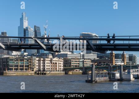 Persone che camminano attraverso il Millennium Bridge sul Tamigi a Londra, Inghilterra, Regno Unito, in una soleggiata giornata invernale Foto Stock