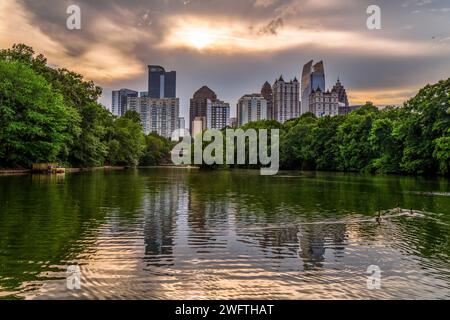 Vista panoramica dello skyline di Atlanta e del lago Clara meer scattata dal popolare Piedmont Park di Atlannta, Georgia Foto Stock