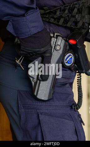 Hohenbostel, Germania. 3 gennaio 2024. Un agente di polizia dell'unità di smaltimento di Lüneburg ha la sua mano sull'arma di servizio SFP9. Credito: Philipp Schulze/dpa/Alamy Live News Foto Stock