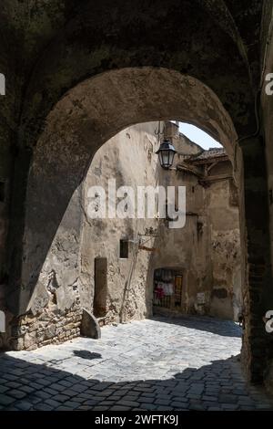 Antiche strade medievali di Sighisoara, Romania, nella città vecchia ben conservata, dichiarata patrimonio dell'umanità dall'UNESCO Foto Stock