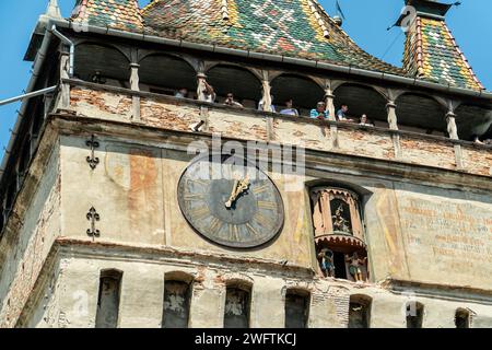 SIGHISOARA, ROMANIA - 10 agosto 2019: La gente osserva le vecchie strade da una torre medievale principale dell'orologio di Sighisoara, Romania, in un'antica e ben conservata Foto Stock