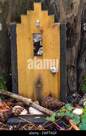 Una porta da favola su un albero al Stoke Poges Memorial Gardens a Stoke Poges, Buckinghamshire Foto Stock