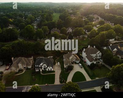 Vista aerea panoramica di una splendida suddivisione in un quartiere esclusivo della Georgia, USA, scattata durante l'ora d'oro Foto Stock