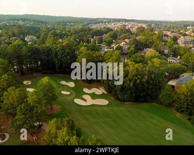 Vista aerea panoramica di una splendida suddivisione in un quartiere esclusivo della Georgia, USA, scattata durante l'ora d'oro Foto Stock