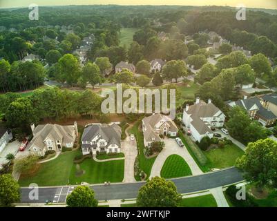 Vista aerea panoramica di una splendida suddivisione in un quartiere esclusivo della Georgia, USA, scattata durante l'ora d'oro Foto Stock