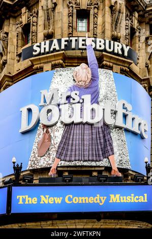 Londra, Regno Unito. Mrs Doubtfire, The Musical, al teatro Shaftesbury, Shaftesbury Avenue, gennaio 2024 Foto Stock