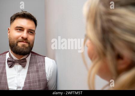 Augusta, Baviera, Germania - 19 gennaio 2024: Giovani sposi si guardano gli occhi innamorati al loro matrimonio **** Junges Brautpaar schaut sich bei der Hochzeit verliebt in Die Augen Foto Stock